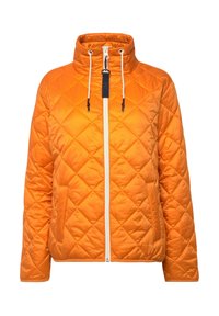 Giacca arancione trapuntata con colletto alto, chiusura con zip bianca e lacci. Presenta due tasche laterali e una texture liscia e lucida.