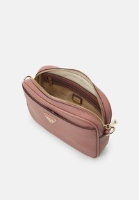 Borsa rettangolare in pelle rosa con finitura texturizzata, zip dorata e scomparti interni. Chiusura con un dettaglio del logo dorato sul fronte.