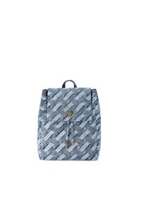 Zaino in denim blu intrecciato con una patta, dettagli metallici, chiusura a coulisse e un motivo testurizzato. Include un manico superiore per il trasporto.