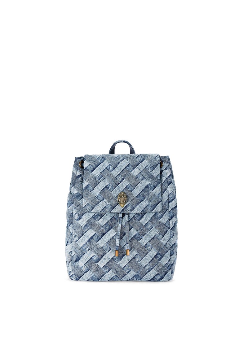 Zaino in denim blu intrecciato con una patta, dettagli metallici, chiusura a coulisse e un motivo testurizzato. Include un manico superiore per il trasporto.