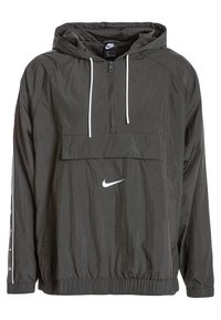 Pulloverjacka i mörkgrön nylon, med en frontficka, justerbar huva, vita snören och en liten vit logotyp på bröstet.