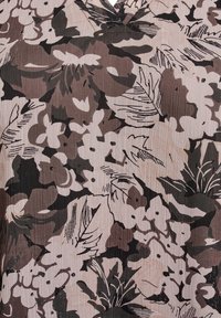Tissu à motif floral avec une surface texturée. Les couleurs incluent des nuances de beige, marron et noir avec des designs abstraits de feuilles et de fleurs.