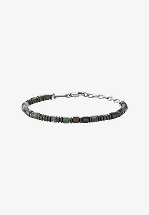 Armband met kralen in groene en zwarte tinten, afwisselend met gestructureerde en gladde rechthoekige stenen, voorzien van een zilverkleurige metalen sluiting en ketting.