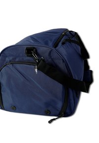 Sac de sport en tissu bleu marine avec des sangles noires réglables, fermeture éclair et pieds à boutons en guise d'accents. Présente une texture lisse et un design structuré.