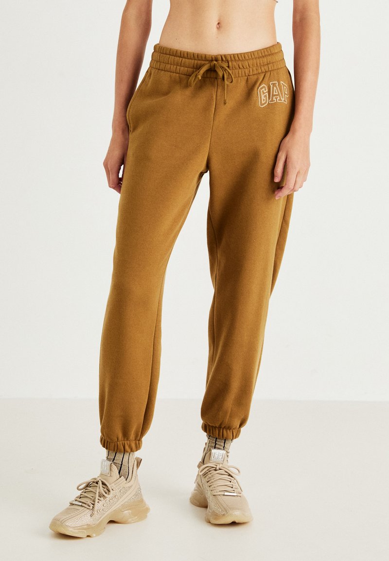GAP HERITAGE JOGGER - Pantalones deportivos - palomino brown global