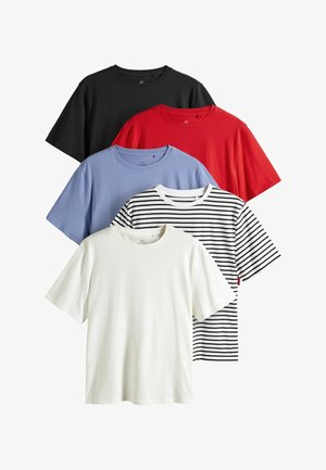 Cinque T-shirt esposte: nera, rossa, azzurro chiaro, bianca e bianca a righe con linee orizzontali nere. Realizzate in morbido cotone, a maniche corte.