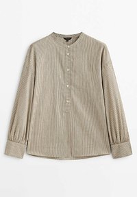 Chemise à manches longues à rayures verticales marron clair et blanches, avec un col rond, une patte de boutonnage et des poignets froncés. Tissu en coton.