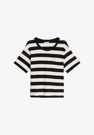 Czarna i biała t-shirt w poziome paski, z krótkim rękawem, okrągłym dekoltem oraz kieszenią na lewej piersi.