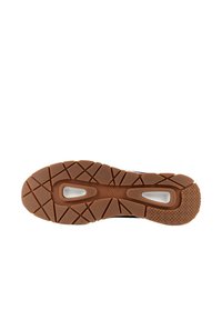 Suela de zapato de goma con una superficie marrón texturizada y patrones de huella profundos. Presenta dos ranuras blancas para tracción y flexibilidad.