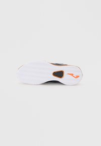 Pantoful athletic negru, cu un panou superior din plasă texturată, talpă din cauciuc albă cu un model în diamant și accente portocalii.