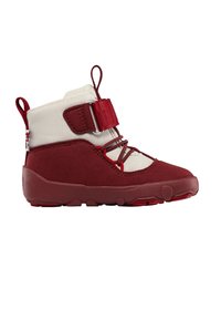 Bottine imperméable rouge et crème avec une semelle en caoutchouc, un col rembourré, une sangle ajustable et des lacets élastiques. Présente une surface texturée et une languette de tirage.