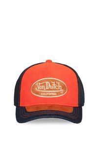 Gorra de pana roja con una parte trasera de malla azul marino, que presenta un gran logo ovalado en color crema. La visera es oscura y ligeramente curvada.