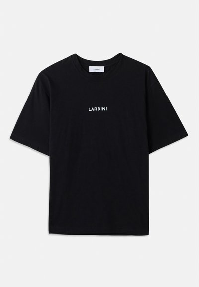 Melna īsām piedurknēm T-kreklu, kas izgatavots no kokvilnas, ar apaļu dekoltē un baltu drukātu logotipu "LARDINI" uz krūtīm. Vienkāršs, neizrotāts dizains.