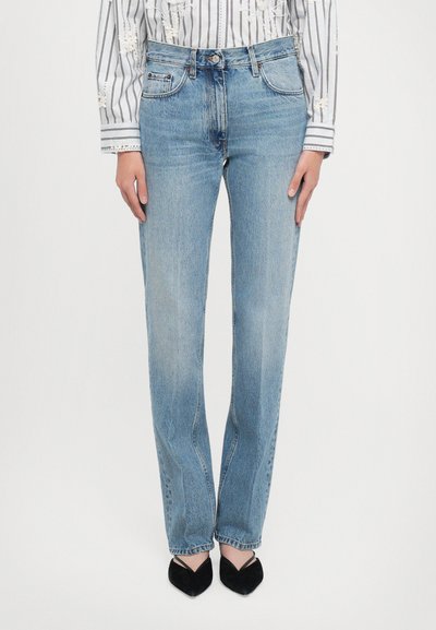 Svetlo modri kavbojki z naravnim krojem. Imajo pet žepov, sprednje zap Closure na gumb in diskretno bledenje na nogah.