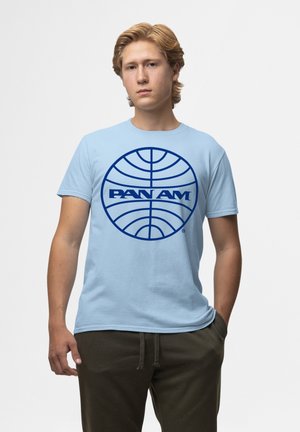 Lys blå t-shirt med et navyblåt Pan Am-logo centreret på forsiden, lavet af blødt stof, med korteærmer og rund hals.