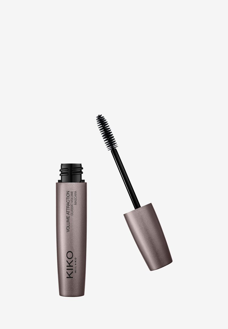 Le mascara Volume Attraction de KIKO Milano dans un tube élégant beige mat avec une brosse noire en poils, capuchon retiré, mettant en valeur un design fonctionnel.
