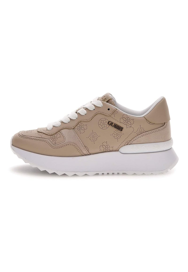 Sneakers in pelle beige con dettagli testurizzati, lacci bianchi e suola in gomma bianca. Presentano motivi perforati e un logo del marchio.