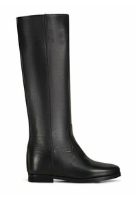 Bottes noires en cuir montantes, avec une texture lisse, un bout carré, un design minimaliste et un faible talon plat. Couture le long des côtés.