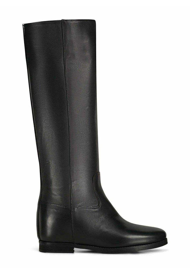 Bottes noires en cuir montantes, avec une texture lisse, un bout carré, un design minimaliste et un faible talon plat. Couture le long des côtés.
