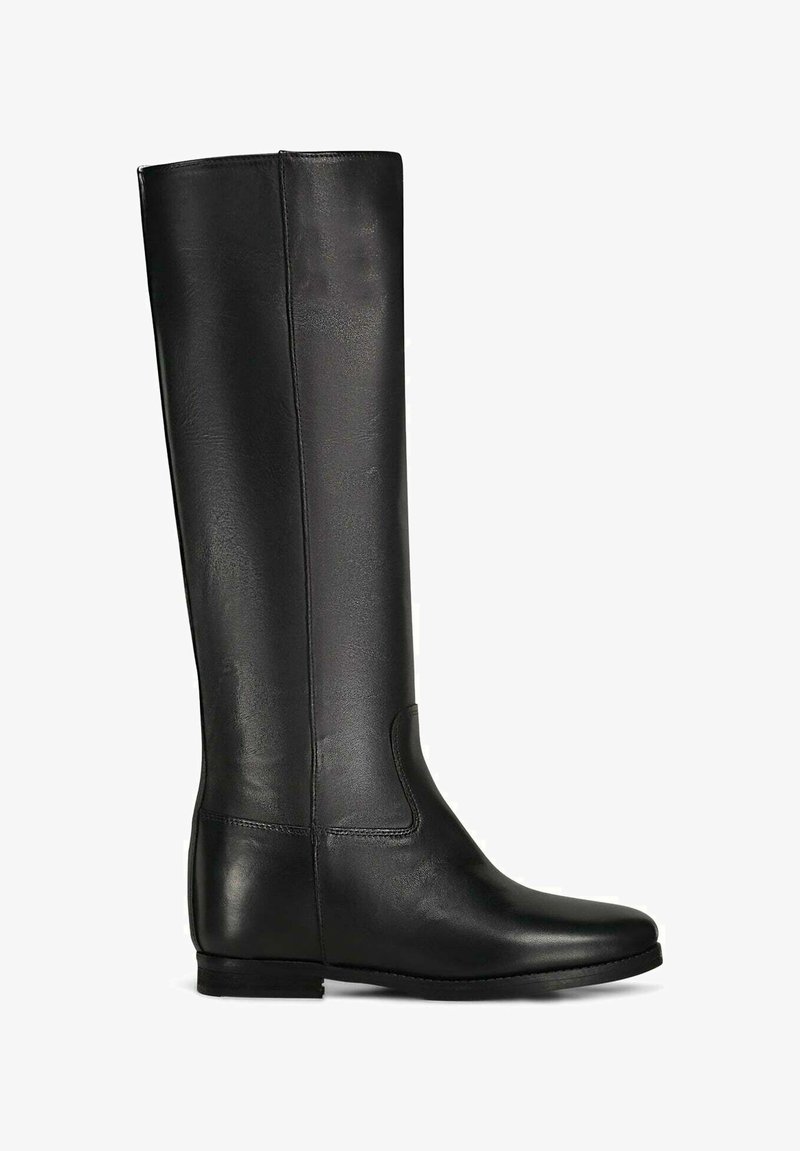 Bottes noires en cuir montantes, avec une texture lisse, un bout carré, un design minimaliste et un faible talon plat. Couture le long des côtés.