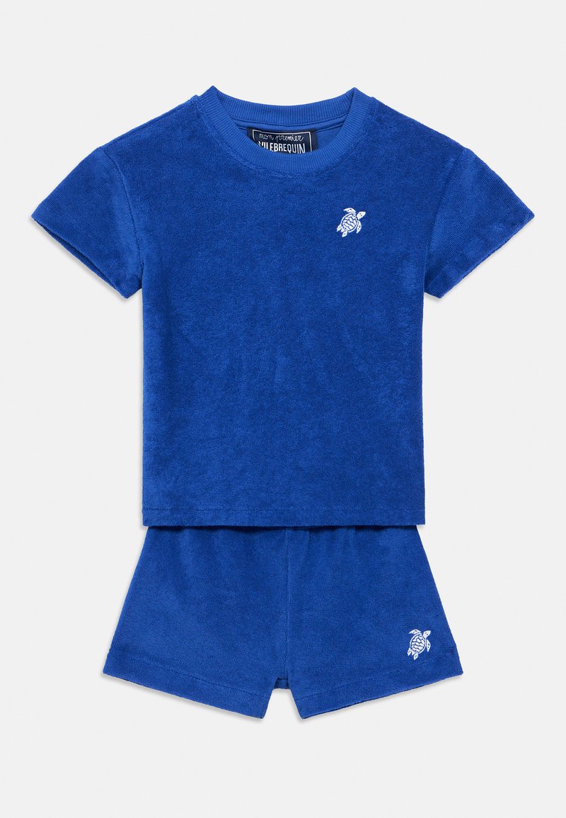 Modré dvojdielne oblečenie z frotté látky s vrchným dielom s okrúhlym výstrihom a krátkymi rukávmi a šortkami, oba s vyšívaným logom korytnačky.