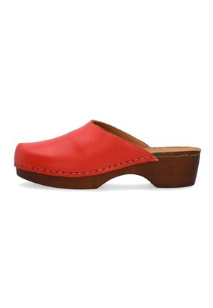 Sabot en cuir rouge à enfiler avec semelle en bois et petit talon, vue latérale, avec couture visible le long du bord de la semelle.