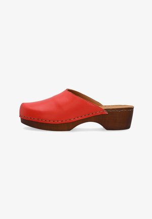 Sabot en cuir rouge à enfiler avec semelle en bois et petit talon, vue latérale, avec couture visible le long du bord de la semelle.