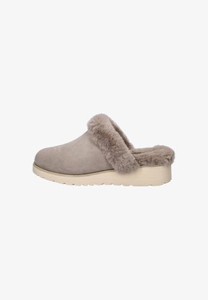 Beige suède instapslippers met een zachte faux fur voering en een geribbeld rubberen zool. Het ontwerp heeft een ronde neus en geen zichtbare hardware.