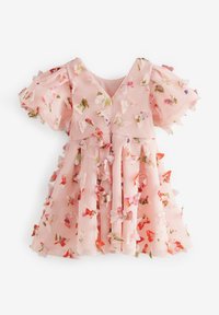 Rosa klänning med en utsvängd silhuett, genomskinligt tyg, sköna ärmar och blommiga applikationer i röd, rosa och grön. V-ringad design.