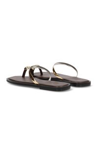 Sandalias planas marrones con suelas negras y finas correas metálicas doradas y plateadas cruzando la parte superior y alrededor del tobillo.