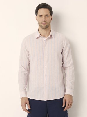 Camisa de manga larga rosa claro con finas rayas azules, cuello con botones, botones en el frente y un corte relajado. La tela parece ligera y suave.