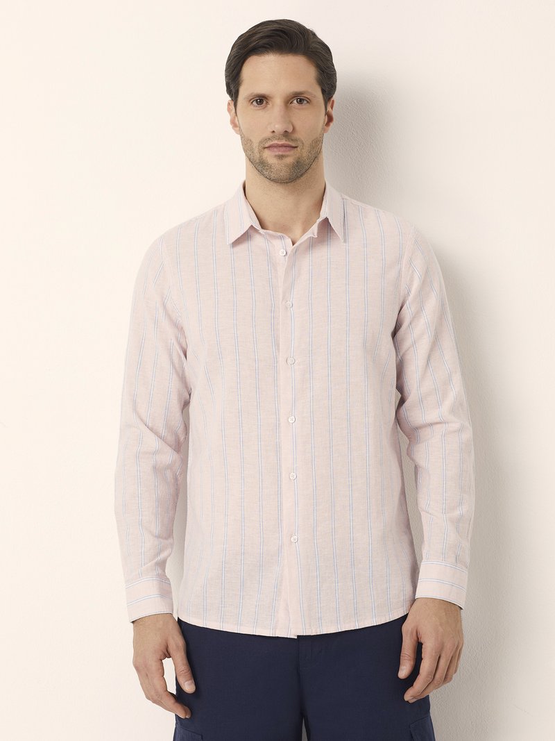 Camicia a maniche lunghe rosa chiaro con sottili righe blu, colletto button-down, bottoni frontali e vestibilità rilassata. Il tessuto sembra leggero e morbido.