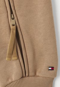Tommy Hilfiger LOGO CREW NECK - Sweatshirt - safari