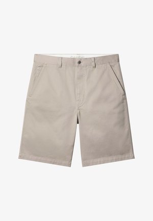 Pantaloncini beige da uomo fino al ginocchio con bottone frontale, cerniera, passanti per cintura e tasche laterali, distesi in piano.