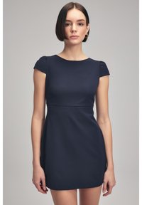 Vestido azul marino con mangas cortas abullonadas, corsé ajustado y falda acampanada. Tejido suave con un escote limpio y costuras mínimas.