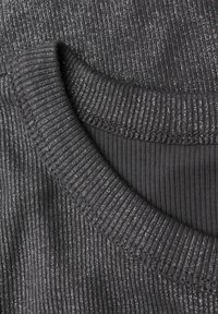 Teksturowana, ciemnoszara tkanina z metaliczną nicią, z żeberkowanym, okrągłym dekoltem i gładką, wewnętrzną stroną. Widoczne przeszycia akcentujące.