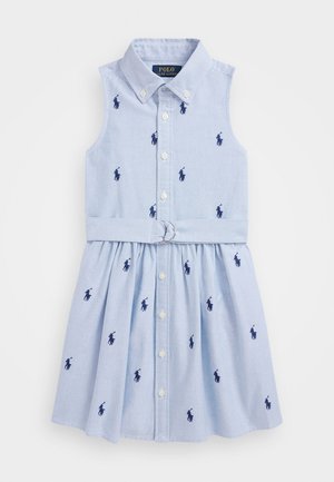 Jasnoniebieska sukienka bez rękawów z guziczkami z przodu, kołnierzykiem, paskiem i granatowymi logo koni Polo Ralph Lauren rozsianymi po całej powierzchni.