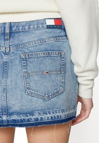 Tommy Jeans SOPHIE ZIP SKIRT  - Mini krilo - denim medium