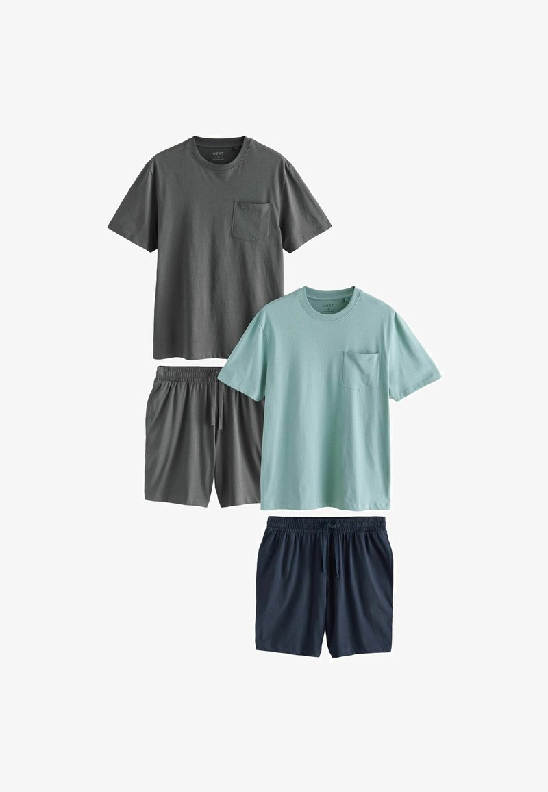 Deux ensembles de vêtements en coton basiques : un t-shirt gris avec une poche, un t-shirt bleu clair avec une poche, un short gris et un short bleu marine.