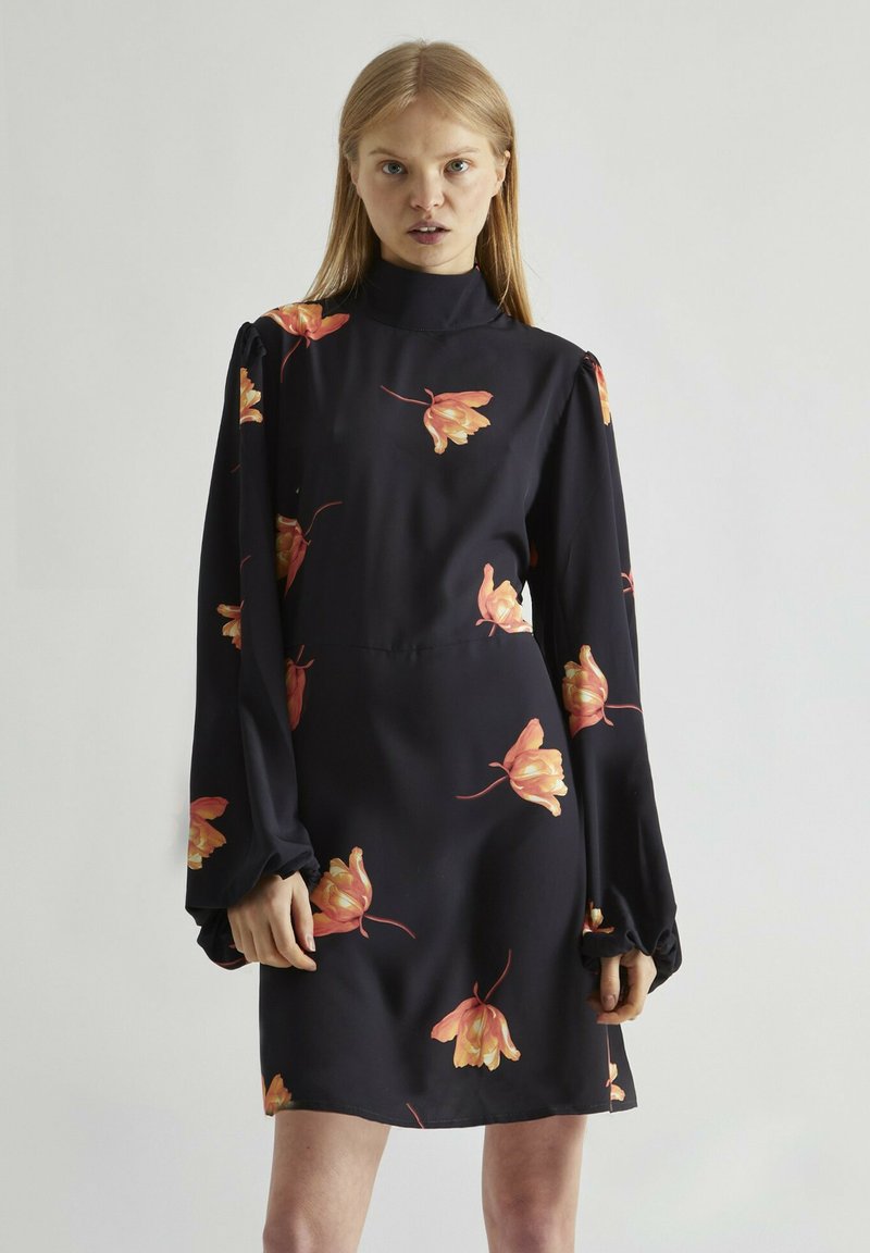 Glamorous HIGH-NECK SWING - Freizeitkleid - black orange flower