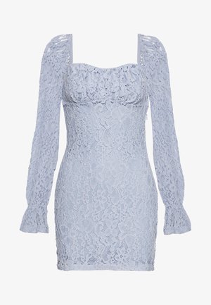 Vaaleansininen pitsimekko, jossa on pitkät puffihihat, neliökaula-aukko ja kukkakuviot koko kankaan alueella.