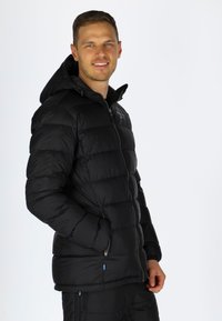 Svart pufferjacka med dragkedja på framsidan och huva, med kviltat mönster, elastiska ärmmuddar och sidofickor med blå detaljer.