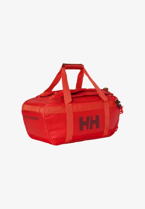 Sac de voyage rouge Helly Hansen avec double poignées, poche zippée latérale et grand logo HH sur le panneau avant sur fond blanc.