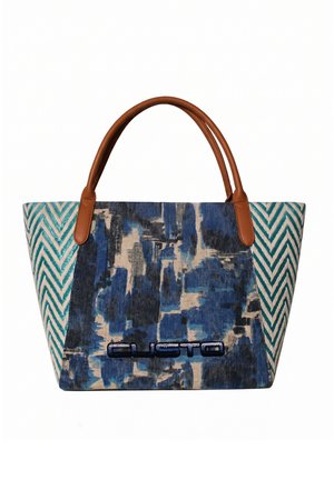 Tote bag met bruine leren handvatten, blauw en beige abstract patroon in het midden en teal en wit chevronpatroon aan de zijkanten.