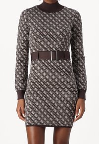 Robe marron à motifs, manches longues, col roulé côtelé et ceinture à la taille. Présente un motif géométrique crème sur l'ensemble.