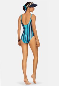 Kostium kąpielowy w wielokolorowy, niebieski w paski wzór, wykonany z gładkiego, elastycznego materiału. Posiada cienkie ramiączka i niski krój z tyłu.