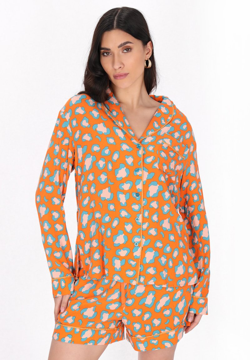 Orange pyjamasset med en knapp-up, långärmad topp och shorts med ett blått och rosa leopardmönster. Mjuk, lätt tyg.