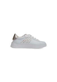 Sneaker bianca in pelle con texture liscia, suola piatta e dettagli metallici dorati sul tallone e nei fori dei lacci. Design decorativo con borchie ai lati.