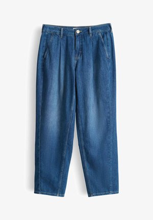 Blauwe denim broek met geplooide voorkant, zijzakken, riemlussen en knoopsluiting, plat weergegeven op een witte achtergrond.
