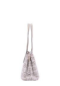 Sac seau en toile beige avec un motif logo marron ; il dispose d'une fermeture à cordon et de deux anses plates. Texture lisse et forme structurée.
